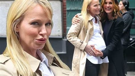 Is Kelli Giddish Pregnant In Real Life? Amanda Rollins From Law & Order ...