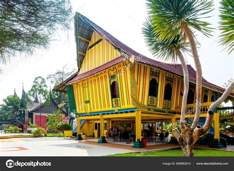 Various Traditional Houses Indonesia Indonesian Traditional Houses ...