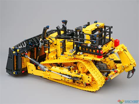 LEGO 42131 Cat D11 Bulldozer review | Brickset