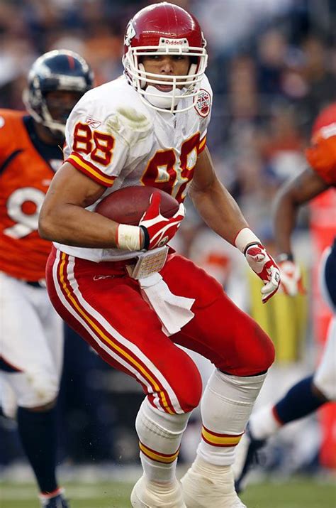 Tony Gonzalez 9 | Kansas city chiefs logo, Kansas city chiefs football, Chiefs football