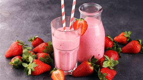 Healthy Strawberry Milkshake - Vitamix Recipe - Raw Blend