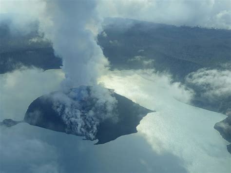 Thousands flee their homes as Vanuatu volcano threatens to erupt