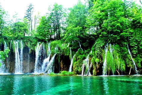 We got lost in the crystalline waterfalls of Plitvice - ROLLING VIBES