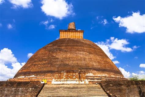 Landmarks of Sri Lanka - stupa of Anuradhapura, UNESCO site — Stock ...