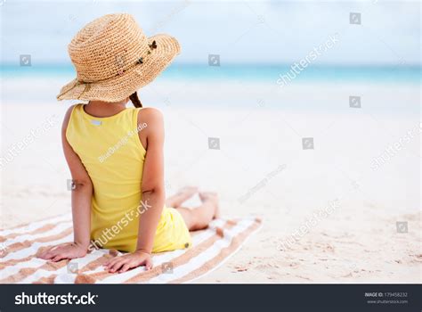 Back View Little Girl Beach Stock Photo 179458232 | Shutterstock