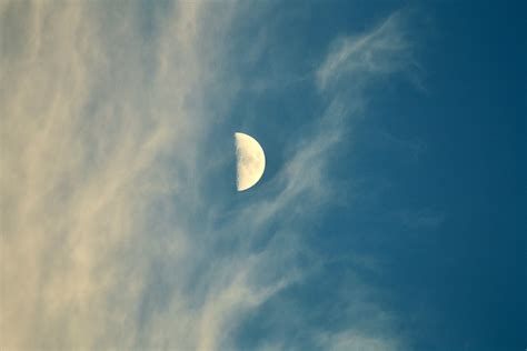 First quarter moon amidst wispy clouds and bright blue sky - Sky & Telescope - Sky & Telescope