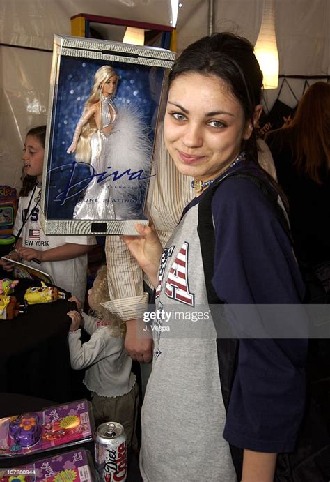 Mila Kunis with a Collector Barbie during Nickelodeon's 15th Annual... Fotografía de noticias ...