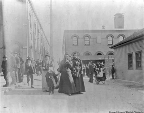 24 Remarkable Photos of Immigrants from Around 1900 Show a Time Like No Other – Page 2 – Dusty ...