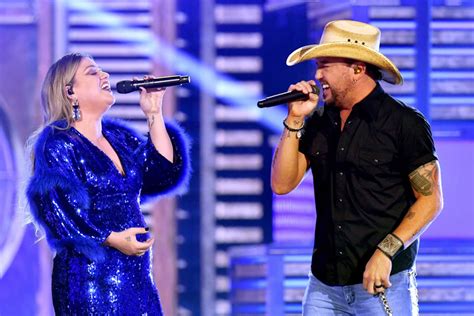 Jason Aldean, Kelly Clarkson Throw Back 2019 ACMs With Epic Duet