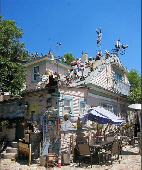 8 Bizarre Roadside Attractions In Southern California