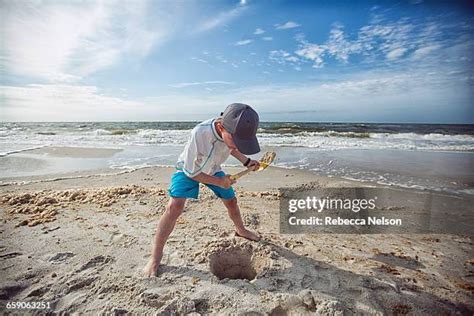 Kids Digging Beach Photos and Premium High Res Pictures - Getty Images