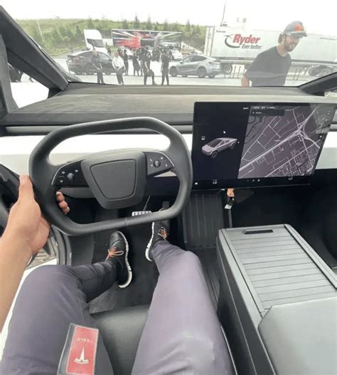 New footage gives best look yet at Tesla Cybertruck interior