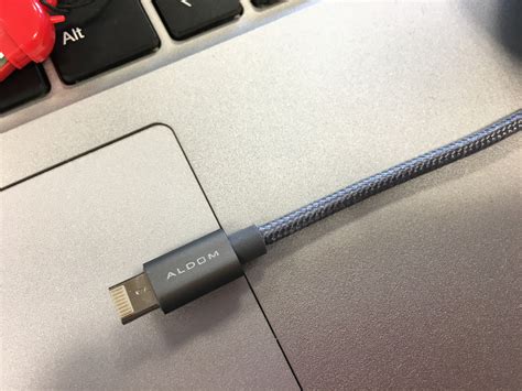 Cable 2 en 1, Lightning y micro USB de la mano de ALDOM – Droid Panic