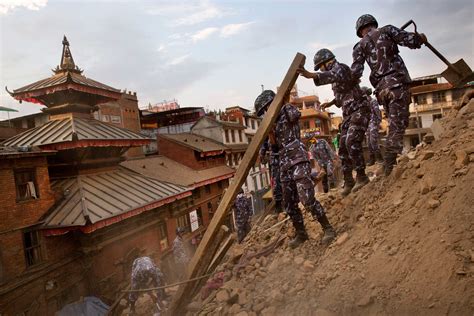 Nepal Earthquake Cremations of Victims Begin Amid Aftershocks: Photos ...