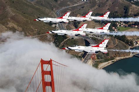 USAF F-16 Thunderbirds fly over the Golden Gate Bridge, San Francisco, 2018 [3726 x 2484] : r ...