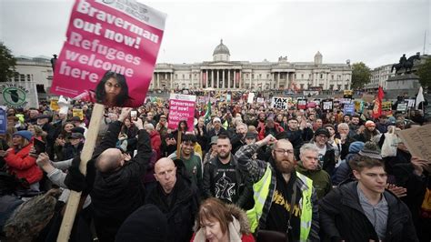 Thousands join London protest calling for general election - BBC News