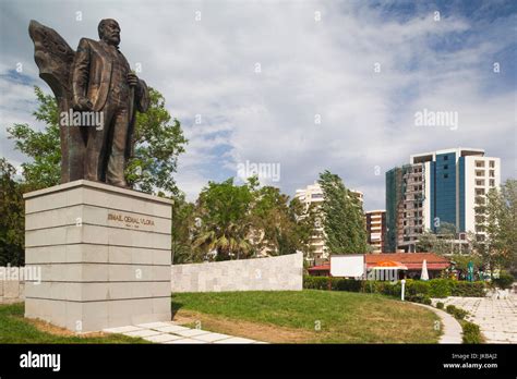 Albania, Vlora, statue of Ismail Qemali Vlora, fighter from Albanian ...