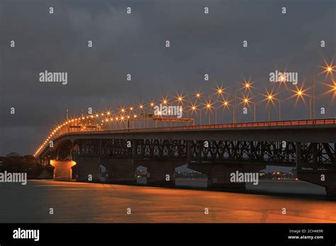 Auckland harbour bridge hi-res stock photography and images - Alamy