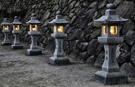 Traditional Japanese stone lanterns | Linternas de jardín, Diseño de ...