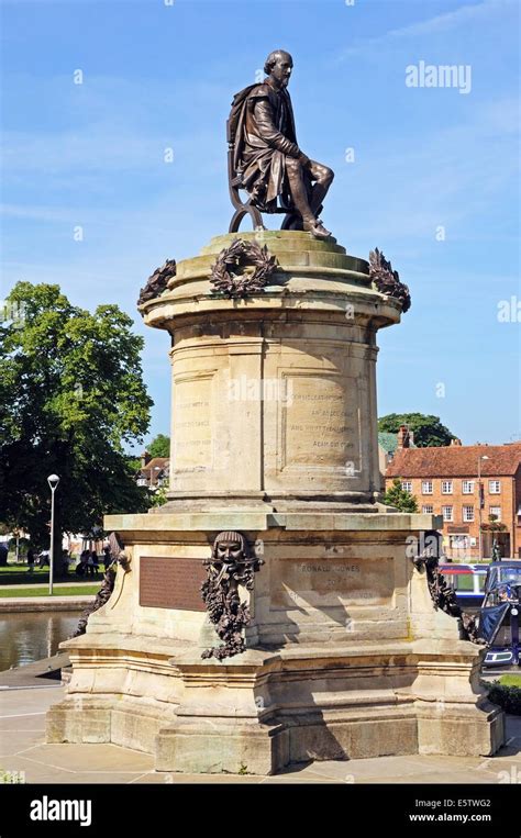 Shakespeare statue stratford hi-res stock photography and images - Alamy