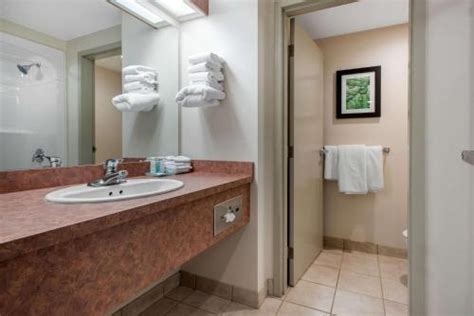 Clarion Hotel & Suites Brandon in Brandon, MB - Swimming Pool - Indoor Pool - Restaurant - Non ...