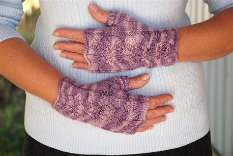 Knitting Patterns Galore - Twin Leaf Fingerless Gloves