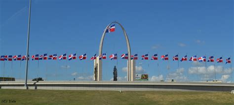 Ningún lugar está lejos... en RD: Santo Domingo. Plaza de la Bandera