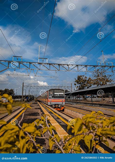 Train Commuter Line on Station Editorial Photography - Image of passengers, bridge: 262586502