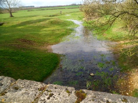 River Thames, Kemble © Jaggery cc-by-sa/2.0 :: Geograph Britain and Ireland