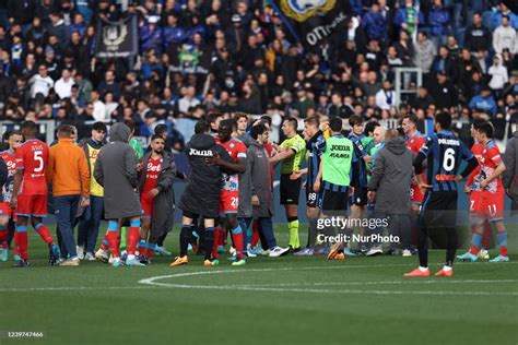 SSC Napoli and Atalanta BC players greet at the end of the match ...