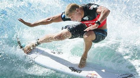 Mick Fanning defeats fellow Australian surfer Matt Banting in second round of Quiksilver Pro