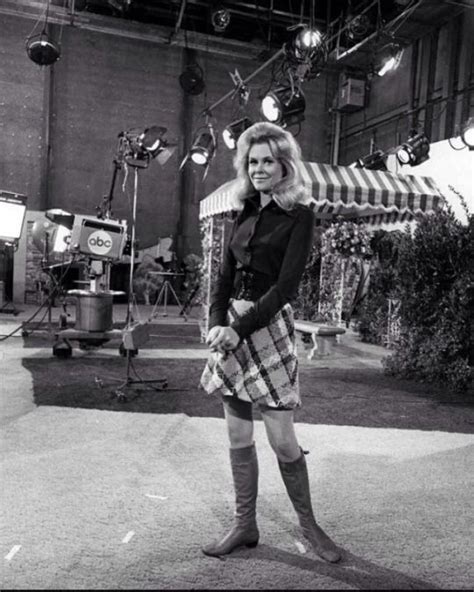 Elizabeth Montgomery On The Backyard Set Of Bewitched,.. | Elizabeth montgomery, Bewitched ...