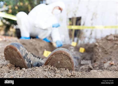 Exhumation: Forensic science specialist at work Stock Photo - Alamy