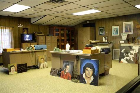 Look Inside Elvis’ Iconic Graceland – Home Addict