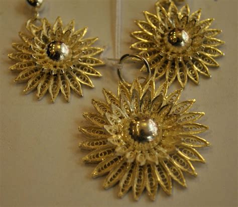 File:Cuttack Tarkasi (silver filigree) pendant & ear rings.jpg ...