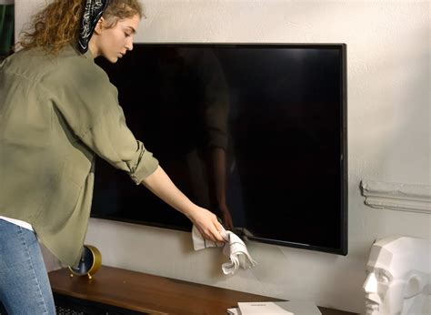 How to Clean TV Screen Samsung | What is The Best Way?