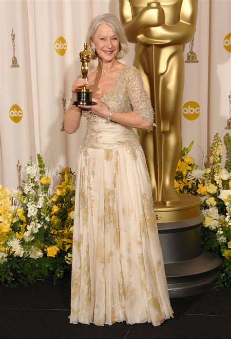 11 Oscar Winner's Dresses From The Past Photos - Pics 230378 - Boldsky Gallery - Boldsky Gallery