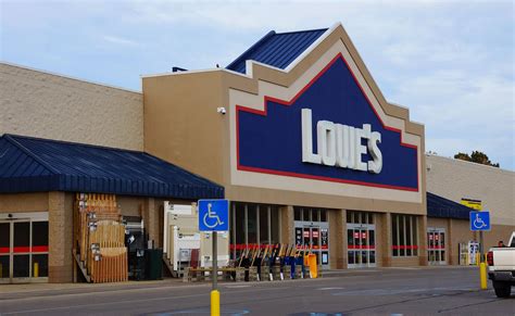 Lowe's Hiring 20,000 for Holiday Work, Giving $100-M Bonus to Frontliners | Moody on the Market