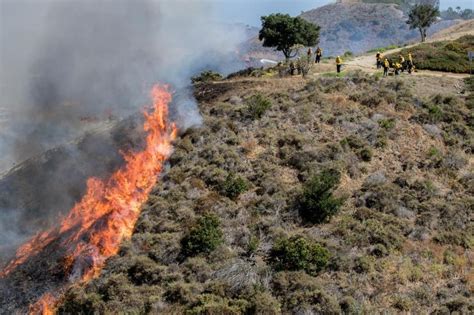 More than 100 firefighters extinguish brush fire that chars 30 acres in Laguna Niguel – Orange ...