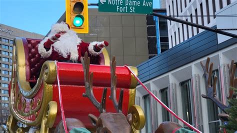 Winnipeg's Santa Claus Parade returns with floats and crowds downtown | CBC News