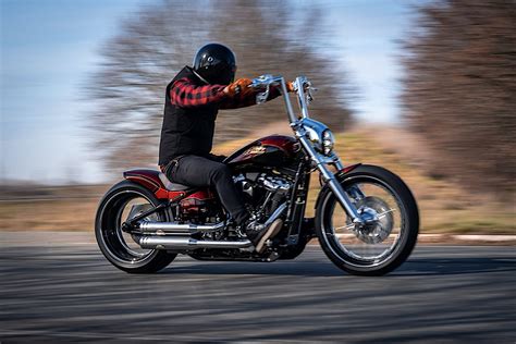 Custom Harley-Davidson Blends Modern Cruiser Muscle with Classic Visual ...