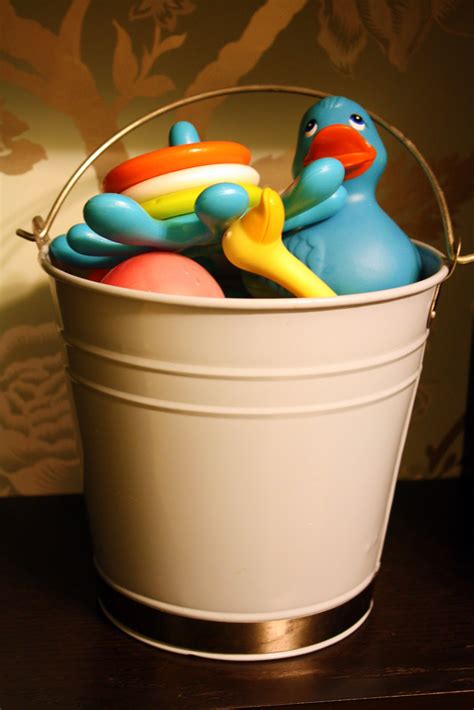 IHeart Organizing: Bucket-o-Bath Toys