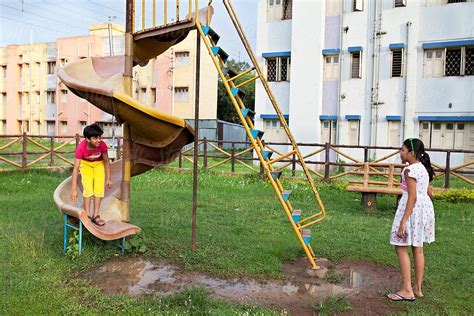 «Two Girls Playing In The Park» del colaborador de Stocksy «Dream Lover ...