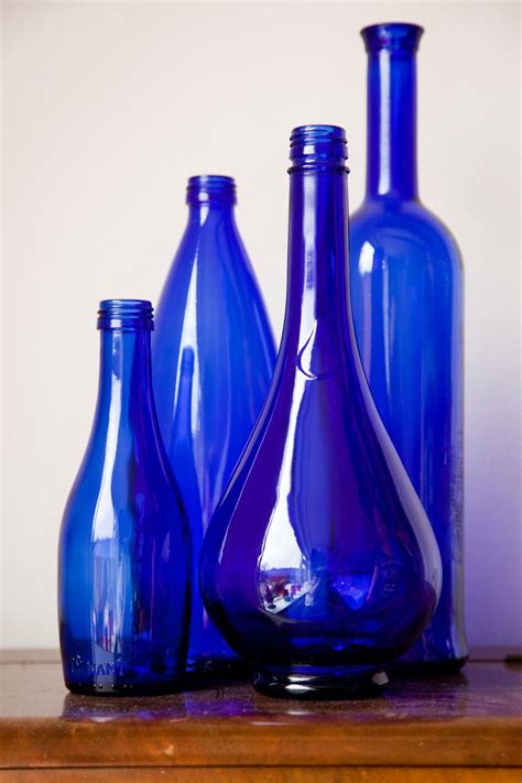 Botellas azul klein | Botellas de vidrio antiguas, Botellas de vidrio, Objetos de vidrio