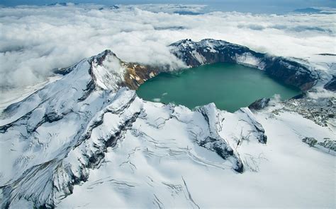 Gallery // The 20 most magnificent American lakes: Katmai Crater Lake, Alaska Read more: http ...