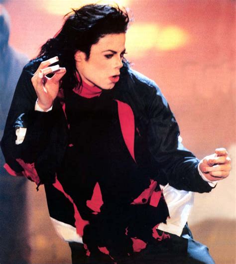 A Live Performance Of "The Earth Song" - Michael Jackson Photo ...