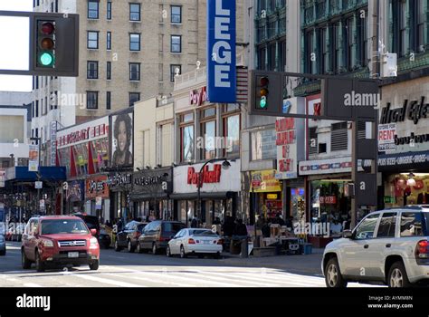 Shopping on West 125th Street in Harlem in NYC Stock Photo - Alamy