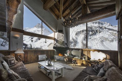 Beautiful traditional chalet, a fireplace, stunning mountains views, what else do you need ? 😍 🔥 ...