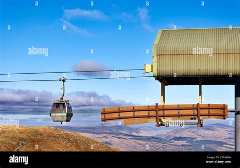 Fort William Aonach Mor Mountain Nevis Range a gondola about to enter the top station Stock ...