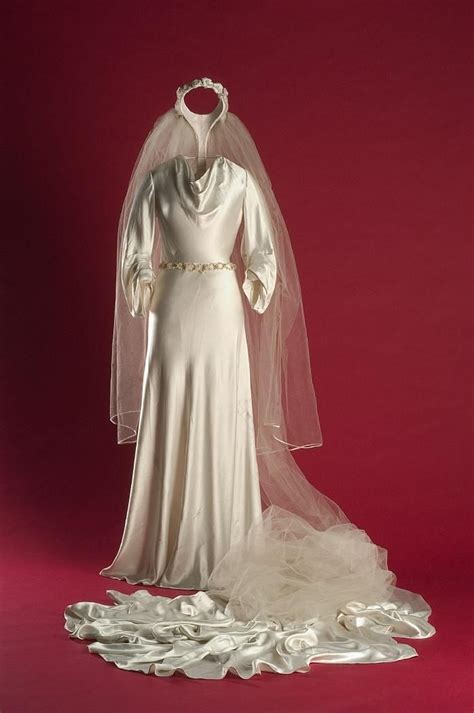 Sarmantón wedding dress 1934 | Vintage gowns, Wedding gowns vintage, Vintage fashion 1930s